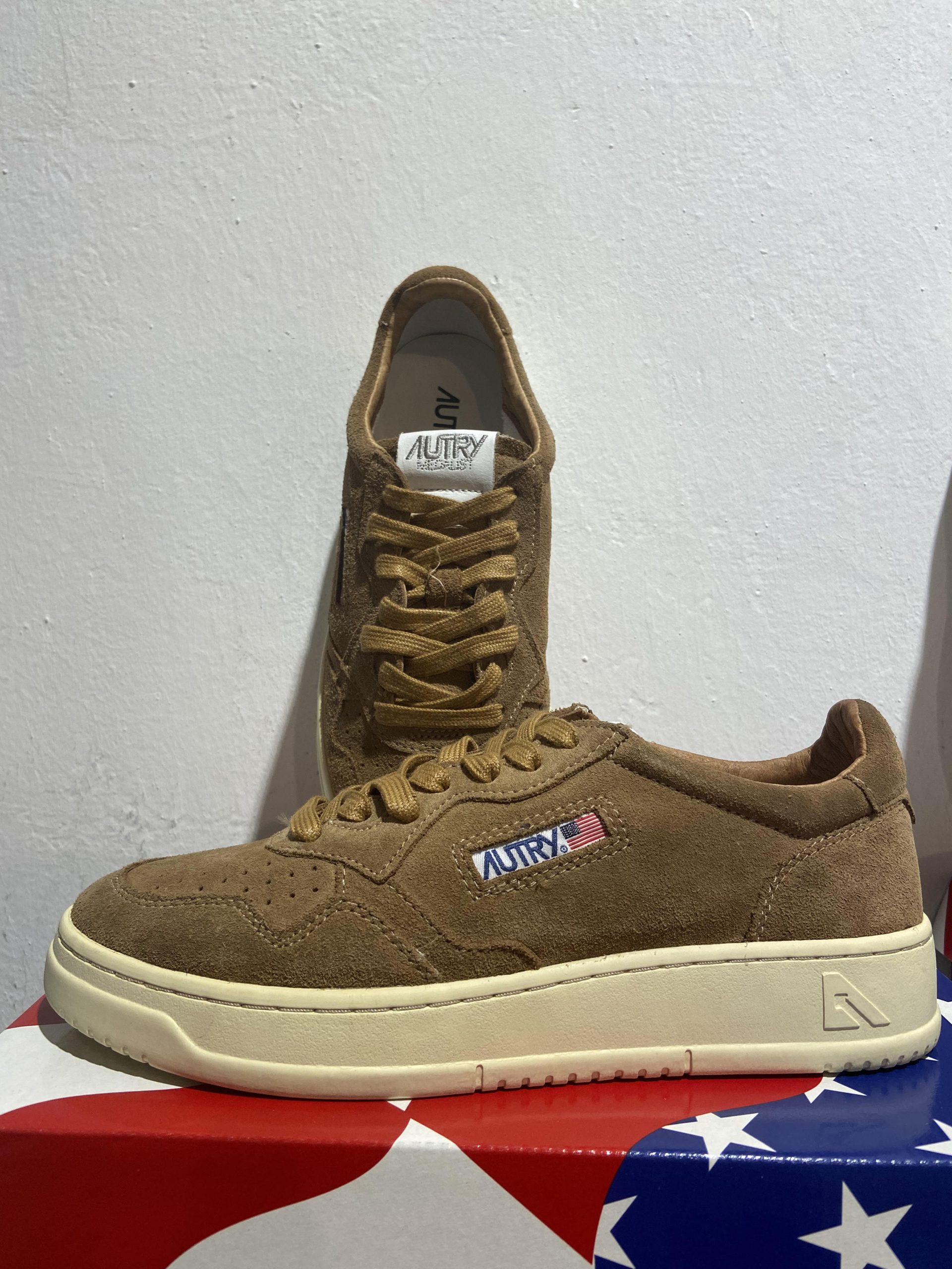 Zapatilla suede camel • LaCENTRAL
